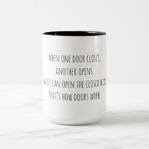 Tasse 2 Couleurs Porte de l'humour sarcastique s'ouvre et se ferme