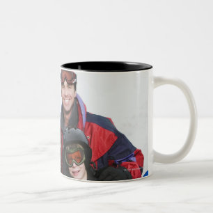 Tasse 2 Couleurs Portrait de famille avec des surfs des neiges