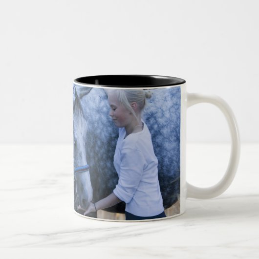 Tasse 2 Couleurs portrait de jeune fille tenant le cheval blanc (Droit)