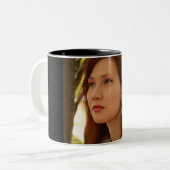 Tasse 2 Couleurs Portrait d'une jeune fille (Devant gauche)