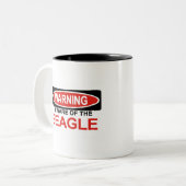 Tasse 2 Couleurs Prenez garde du beagle (Devant gauche)