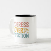 Tasse 2 Couleurs Progrès de l'enseignant plutôt que la perfection,  (Devant gauche)