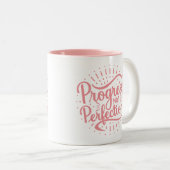 Tasse 2 Couleurs Progrès pas la perfection rose deux tons de café M (Devant droit)