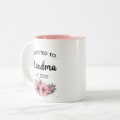 Tasse 2 Couleurs Promu à Grandma Floral Pink, 2025 personnalisé chi (Devant gauche)