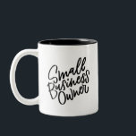 Tasse 2 Couleurs Propriétaire d'une petite entreprise de pâte à caf<br><div class="desc">Vie d'un propriétaire de petite entreprise, où le café est nécessaire toute la journée. Au moins, vous devez faire toutes les règles ! La tasse à lettres à la main est composée de "Small Business Owner" sur un côté et de "BOSS" avec une petite tasse dans le coin inférieur au...</div>