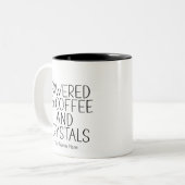 Tasse 2 Couleurs Propulsé par Coffee & Crystals Citation Métaphysiq (Devant gauche)