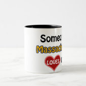 Tasse 2 Couleurs Quelqu'un au Massachusetts m'aime (Centre)