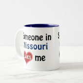 Tasse 2 Couleurs Quelqu'un au Missouri m'aime (Devant gauche)