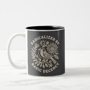 Tasse 2 Couleurs Radicalisé par la décence élémentaire Protestation
