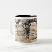 Tasse 2 Couleurs réaction des soldats à une attaque aux armes légèr (Devant gauche)