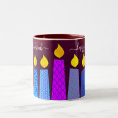 Tasse 2 Couleurs Red Menorah bougies Happy Hanoukka Script Bold (Centre)