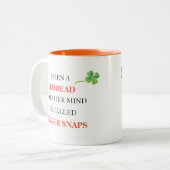Tasse 2 Couleurs Redhead perd l'esprit Ginger Snaps Shamrock drôle (Devant gauche)