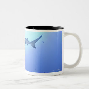 Tasse 2 Couleurs Requin dans l'océan, vue d'angle faible