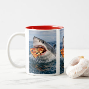 Tasse 2 Couleurs requin mord une pizza