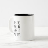 Tasse 2 Couleurs Respirez-le dedans. Aimez-le (Devant gauche)