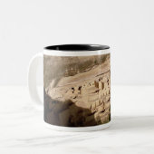 Tasse 2 Couleurs Restes des logements de falaise indiens de pueblo (Devant gauche)