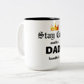 TASSE 2 COULEURS RESTEZ CALME PAPA'S EN CHARGE (Devant gauche)