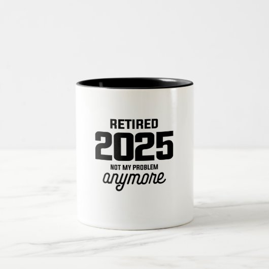 Tasse 2 Couleurs Retraité 2025 Pas mon problème Plus drôle (Centre)