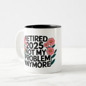 Tasse 2 Couleurs Retraité 2025 Pas mon problème Plus Retraite (Devant gauche)