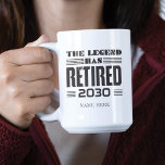 Tasse 2 Couleurs Retraite La Légende A Retraité<br><div class="desc">Ce joli cadeau de départ est voué à faire un jour de quelqu'un à leur fête de retraite. Ajoutez l'année de la retraite et un nom en cliquant sur le bouton "Personnaliser" ci-dessus. Fait un grand cadeau de départ pour votre meilleur collègue ou patron</div>