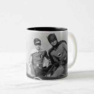Tasse 2 Couleurs Robin et Batman debout dans Batmobile