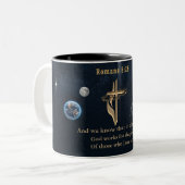 Tasse 2 Couleurs Romains 8:28 (Devant gauche)