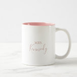 Tasse 2 Couleurs Rose Or Simple Minimaliste Mme Newlysée Mariée<br><div class="desc">Cette tasse à café à deux tons en or rose minimaliste mrs mariée récemment est un cadeau parfait pour la mariée ou la mariée pour être pour un wedding shower moderne. Le design sobre et élégant présente une typographie de script classique et sophistiquée en or rose.</div>
