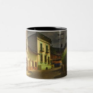 Tasse 2 Couleurs Route de pavé rond et bâtiments jaunes au Mexique