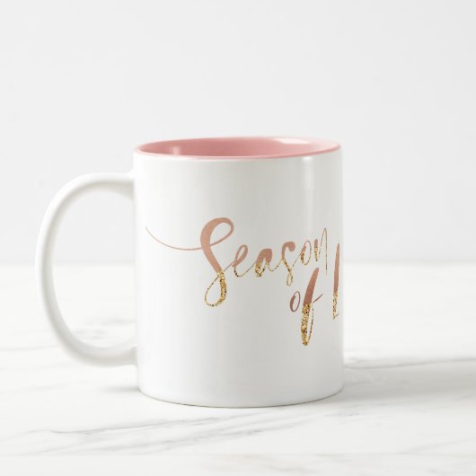 Tasse 2 Couleurs Saison d'amour | Monogramme stylé Pink Gold Script (Gauche)