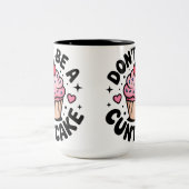 Tasse 2 Couleurs Sassy Pink Cupcake Snarky Humorous Design (Centre)
