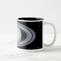 Saturn avec des anneaux à plus grand-angulaire à