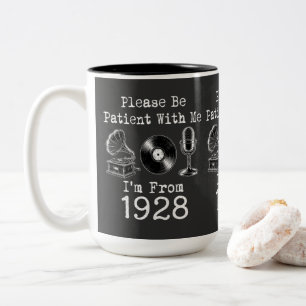 Tasse 2 Couleurs S'il Vous Plaît Soyez Patient Je Suis De 1928 Anni