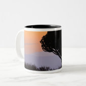 Tasse 2 Couleurs silhouette de l'arbre du Candelabra au lever du so (Devant gauche)