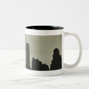 Tasse 2 Couleurs Silhouettes des gratte-ciel et de la foudre en