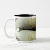 Tasse 2 Couleurs Six bombes GBU-12 sont dans un rack