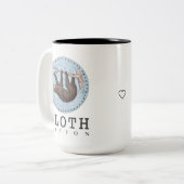 Tasse 2 Couleurs Sloth on Tree et Globe with Sloth Nation Text (Devant gauche)