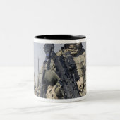 Tasse 2 Couleurs Soldat armé d'un MK-48 (Centre)