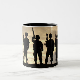 Tasse 2 Couleurs Soldats dans des militaires de silhouette