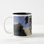 Tasse 2 Couleurs Soldats montant l'escalier d'un bâtiment (Gauche)