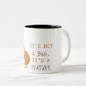 Tasse 2 Couleurs Son pas un insecte, son une caractéristique (Devant droit)