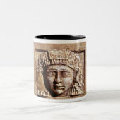 Tasse 2 Couleurs Soulagement dépeignant une femme à une fenêtre (Centre)