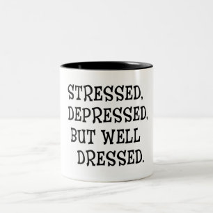 Tasse 2 Couleurs Soumis à une contrainte. Citation déprimée, mai