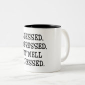 Tasse 2 Couleurs Soumis à une contrainte. Citation déprimée, mais (Devant droit)