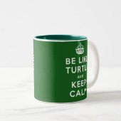 Tasse 2 Couleurs Soyez comme TURTLE et GARDEZ CALME citation verte (Devant droit)
