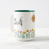 TASSE 2 COULEURS SOYEZ VOUS-MÊME DESIGN AVEC FLEURS (Devant gauche)