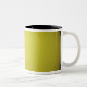 Tasse 2 Couleurs Space Shuttle Atlantis est vue en silhouette