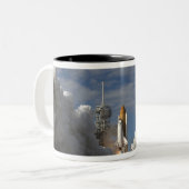Tasse 2 Couleurs Space Shuttle Atlantis se lève sur 23 (Devant gauche)
