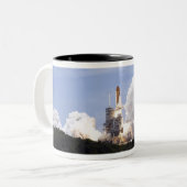 Tasse 2 Couleurs Space Shuttle Atlantis se lève sur 27 (Devant gauche)