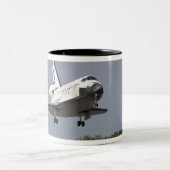 Tasse 2 Couleurs Space Shuttle Discovery approche l'atterrissage 2 (Centre)
