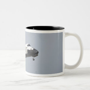 Tasse 2 Couleurs Space Shuttle Discovery approche l'atterrissage 3